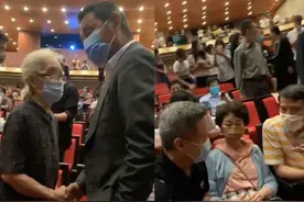 陈道明没礼貌？手插兜与老前辈讲话显随意，旁边阎维文姿态获赞图片