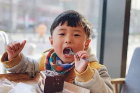 “你的钱将来都是我的，多给点”，孩子童言无忌，爷爷内伤不断图片