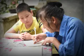 七旬老人60年后再拿纸笔，每天和孙子一起学习，其辛酸唯有自知图片