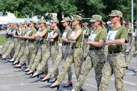 参加阅兵的女兵们，通常都穿什么？乌军方要求穿高跟鞋结果被骂惨图片