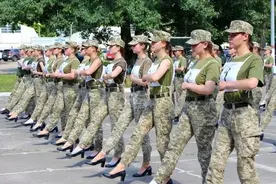 参加阅兵的女兵们，通常都穿什么？乌军方要求穿高跟鞋结果被骂惨图片