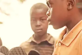 印度的奇葩习俗，每个人必须赤脚走路，穿上鞋子就会被打！