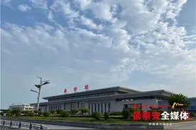 高铁泰安站推出“五专服务”助力团体旅客出行图片