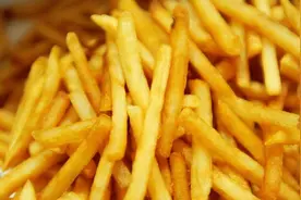 炸薯条时，你炸总是“软趴趴”？多加“这1步”，薯条金黄更酥脆图片