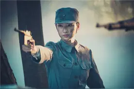 危急时刻，一名从没打过仗的女兵突然大喊：现在由我指挥战斗图片