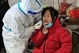 加油，红领巾！小学生写诗为医护妈妈加油图片