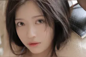 躲在房间一个人哭泣 ，原来不懂事的是我自己图片