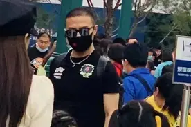 章子怡一家五口现身，夫妻全程陪着儿子，两个女儿被冷落图片