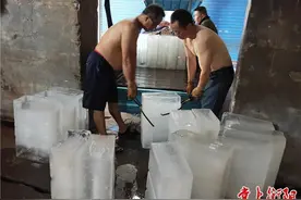 三伏天“冷生意”火热，衡阳“冰工厂”供不应求图片
