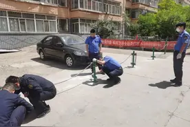 小区公共停车位成了“私人订制”？惹众怒图片