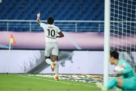 掀翻上港后，中超1米96锋霸继续狂飙！暴力头槌+杂耍空翻庆祝图片