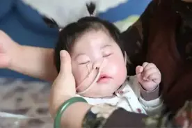 44岁妈妈意外怀二胎，23岁儿子支持生下来，孩子出生后全家人呆滞图片