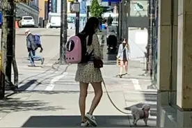 温哥华街头偶遇王祖贤！碎花短裙露长腿吸人眼球 隐居礼佛16年图片