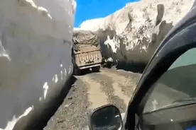印军卡车小心翼翼通过，拉达克恐怖山口：两侧是数米高雪墙图片