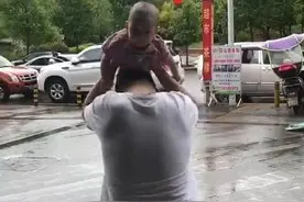 老爸带娃活着就好，下雨天秒变“小雨伞”，多功能儿子引人发笑图片