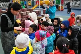 宝妈剪掉孩子衣服标签，以防幼儿园老师翻看，引起很多家长的忧虑图片