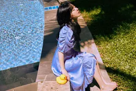 阚清子气质开挂，新写真释出也太美了吧，随性间自带自信气场图片