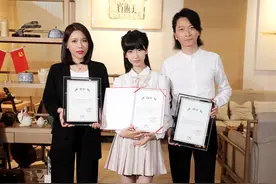 《你笑起来真好看》原唱解锁新身份，李昕融一家成为美术宝“首席体验官”图片