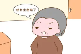 孩子满岁“抓周”，紧紧攥住两样东西不撒手，奶奶表示：这下完了图片
