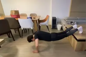 75岁黄百鸣太年轻！踩桌连做俯卧撑大气不喘，住豪宅儿女家底丰厚图片