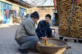 大儿出嫁10年未回，二儿车祸去世，父母上门找大儿时当场晕倒图片