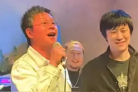 53岁解晓东现身酒吧开唱，潇洒帅气风采不减当年，杨议捧场忆往昔图片