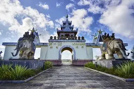 这里说的是汉语，用的是人民币，虽然是外国人，却都有一颗中国心图片