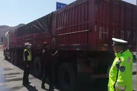 【二大队】重拳整治大货车不盖篷布违法行为图片