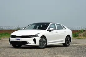 K5凯酷：颜值在线配置丰富，轴距2900mm，入门版车型就很香图片