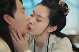 郭德纲宣传《赘婿》，郭麒麟初吻献给宋轶，爸爸的快乐这回他懂了图片