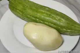 客家酿苦瓜又有新吃法，加个土豆一起做，没想到这么好吃，真过瘾图片