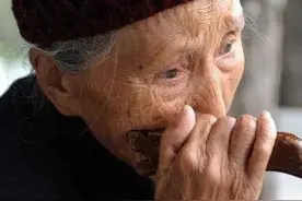 31年的期盼，94岁的母亲终于见到了儿子，号啕大哭图片