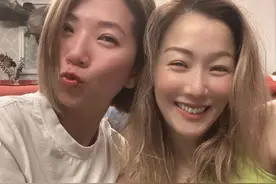 郑秀文约友人家中聚餐热聊 素颜微醺对镜灿笑心情靓图片