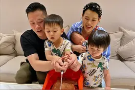 胡杏儿晒全家福庆三胎儿子满月，一家五口同框画面温馨幸福图片