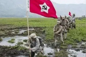 红军“小兵”被敌人抓到，以为是通讯兵，刚进监狱战俘全体立正图片