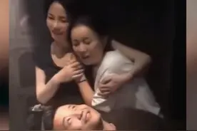 那英王菲酒后合唱《梦一场》 两人浅笑相拥超有爱图片