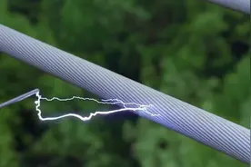 没有绝缘外皮高压电线，为什么不会通过雨水短路，造成电力故障？视频封面