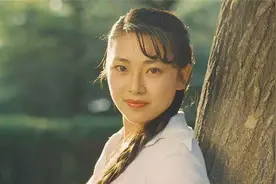 李连杰57岁似70，为利智弃了前妻，如今原配黄秋燕过得如何？图片