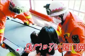 为捡滚落皮球 女童手掌被卷入跑步机图片