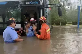 【警徽闪耀抗洪防汛一线】大雨倾盆！水深及腰！群众被困！暴雨中的这些画面让人感动……图片