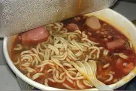 煮泡面“最忌”先放面饼，做出来又油又难以下咽，原来顺序搞错了图片
