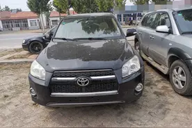 3万块的丰田RAV4没人要，看车过程惊心动魄，买主最后死心了图片