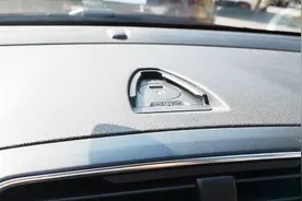 新福睿斯中控屏幕顶上暗藏的接口是这个用途