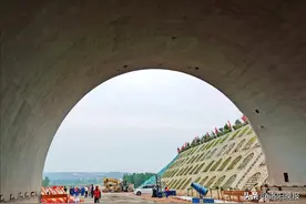 新伊高速锦屏山隧道贯通！洛阳西南方向将再添一条交通大动脉图片