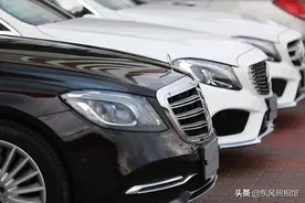 豪车美女摆摊儿，不为赚钱、只想交友、体验生活图片