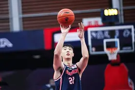 身高2米13，19岁新星太耀眼！首秀就成广东得分王！恭喜杜锋啊图片