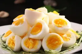 分享一款蒜蓉凉拌鸡蛋，鲜香味美，简单营养，老少皆宜的美食图片