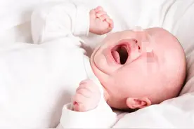 摇头、眨眼、揪耳朵，宝宝这些行为的背后，真正的意思妈妈了解吗图片