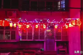 “我家大门口”上热搜！全网服了：哈哈哈这是春晚分会场吗图片