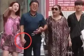 43岁儿媳和59岁公公十指紧扣，24岁老公一旁落寞，真是刷三观图片